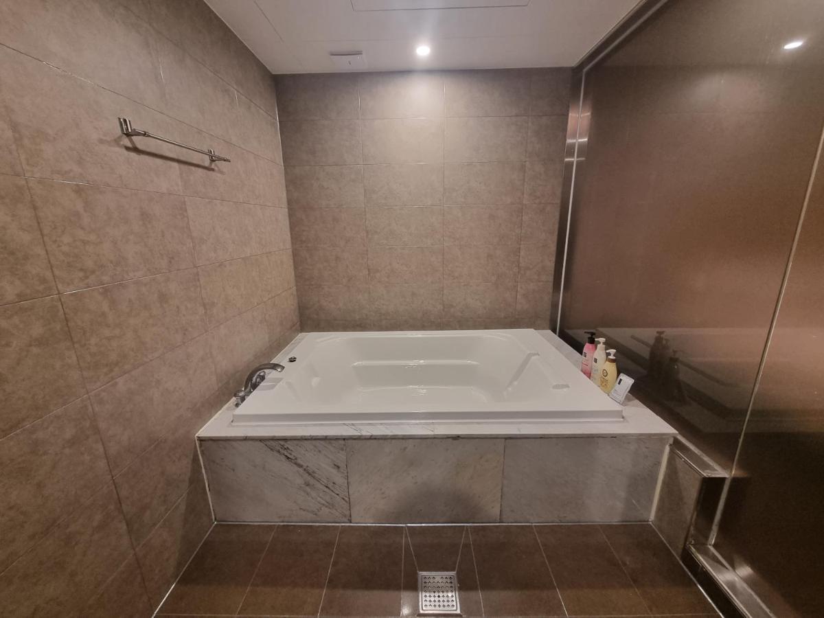 Yeoubi Hotel Jinju Extérieur photo